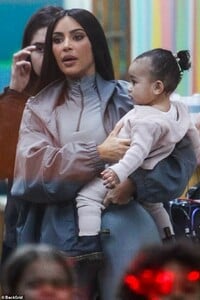 8723858-6609715-Cute_Kim_s_youngest_child_Chicago_looked_adorable_in_a_beige_rib-a-3_1547893022513.jpg
