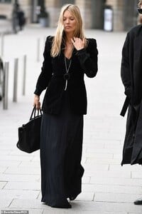 8728104-6610141-Walk_this_way_Kate_Moss_45_continued_to_wow_the_style_brigade_as-m-1_1547912675022.thumb.jpg.23d303e3136eeba81cc2ea4a64a4785c.jpg