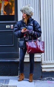 8863696-6621601-Stylish_The_actress_42_added_a_dark_blue_padded_jacket_over_a_bl-m-7_1548205654408.jpg