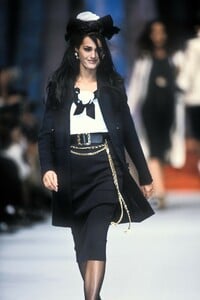 897161067_Chanel1992WomenRTW53.thumb.jpg.f24e43f806b635f5b54431cba148ff7c.jpg