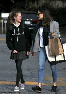 9112426-6642707-Repping_Marlborough_Camping_actress_Jennifer_Garner_was_spotted_-a-4_1548803453111.jpg