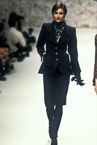 938869519_EmanuelUngaro1995HauteCouture26.thumb.jpg.e9e1aec7f2438a7585ab1df10ab1245c.jpg