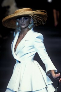 941006447_ChristianDior1994HauteCouture127.thumb.jpg.4a84c80104a553840a1ca413d3e22a29.jpg