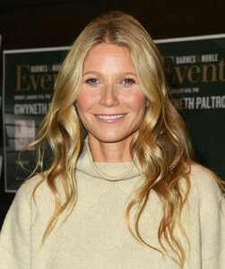 Gwyneth+Paltrow+Signs+Copies+New+Book+Clean+MSvtdJt0z39x.jpg