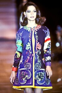 992281478_Versace1991WomenRTW193.thumb.jpg.a1343b716a7bbef1202939e082c0dfbd.jpg