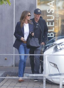 Cindy-Crawford-Exiting-Cafe-Habana-Malibu-10-01-2019-1.jpg