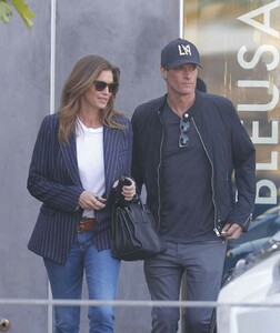 Cindy-Crawford-Exiting-Cafe-Habana-Malibu-10-01-2019-3.jpg