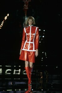 GIVENCHY-FALL-1999-RTW-037.jpg