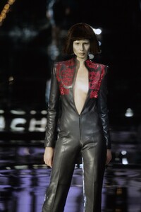 GIVENCHY-FALL-1999-RTW-081weic.jpg