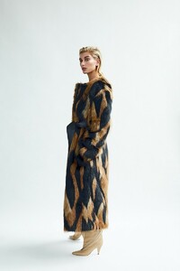 Hailey-Baldwin-Vogue-Arabia-Cover-Photoshoot01.thumb.jpg.044031259a45d4fc4a5fce553c3a154b.jpg