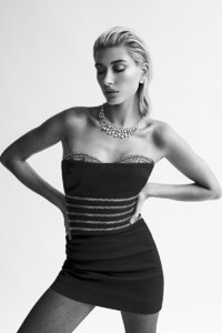 Hailey-Baldwin-Vogue-Arabia-Cover-Photoshoot05.thumb.jpg.258e96caa1ed4cb00340ccab563e1e43.jpg