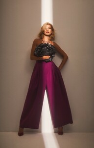 Hailey-Baldwin-Vogue-Arabia-Cover-Photoshoot07.thumb.jpg.0c8a95c239c4c85015ed63a75343125d.jpg