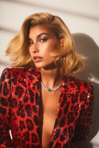 Hailey-Baldwin-Vogue-Arabia-Cover-Photoshoot08.thumb.jpg.9778852b4e16e934da707da321e83274.jpg