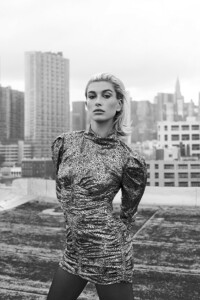 Hailey-Baldwin-Vogue-Arabia-Cover-Photoshoot13.thumb.jpg.7138c16825fcdc2a1e85b7fd5538fad5.jpg