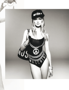 Meisel_Moschino_Spring_Summer_2015_02.thumb.png.1c47a0f8f2df74f0eabe21763b914d43.png
