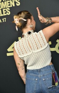 Miley-Cyrus_-Miu-Miu-SHAKO-MAKO-Release-Party--08-670x1046.jpg