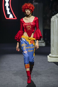 Moschino-PreFall-RF19-0033.thumb.jpg.78642588fbdfaab6628f0d42f4b5f76e.jpg