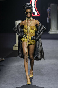 Moschino-PreFall-RF19-0635.thumb.jpg.d9c4db6eb192b5146bfe4151847fb3dd.jpg