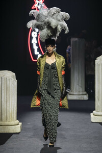 Moschino-PreFall-RF19-0913.thumb.jpg.d9a27e5154885fb7e64bd96334455dc9.jpg