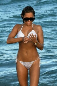 Sylvie-Meis_-Wearing-white-bikini-on-the-beach-in-Miami-21-670x1006.jpg