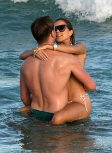 Sylvie-Meis_-Wearing-white-bikini-on-the-beach-in-Miami-25-670x914.jpg