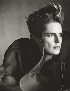 The_Artist_Meisel_Vogue_UK_December_2018_04.thumb.png.5b3e2c95b892c6fee355be6c155416a8.png