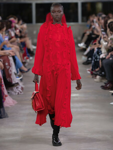 Valentino-pre-fall-2019-collection-2-the-impression-03.thumb.jpg.8338b25c8ea58b99dd24249855586997.jpg
