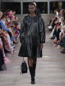 Valentino-pre-fall-2019-collection-2-the-impression-36.thumb.jpg.d7670da8c17f1eef058c4784063503ff.jpg