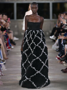 Valentino-pre-fall-2019-collection-2-the-impression-73.thumb.jpg.0f04f06f494cb50f4d5038a311e07e4e.jpg
