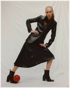 VoguePortugal_2.thumb.jpg.50bce5347880b309580bb81a675febc1.jpg