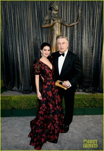 alec-hilaria-baldwin-couple-up-for-sag-awards-05.jpg