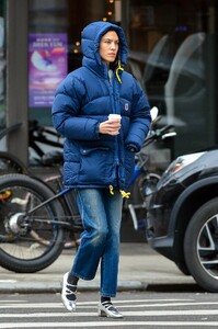 alexa-chung-winter-street-style-12-30-2018-0.thumb.jpg.c3c0b4095657aac7540a74d84a390317.jpg