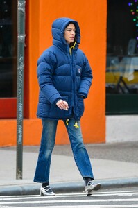 alexa-chung-winter-street-style-12-30-2018-3.jpg