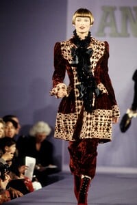 anna-sui-fw-1993-1.thumb.jpg.06512a47da3e5ac91a66fe894d94132d.jpg