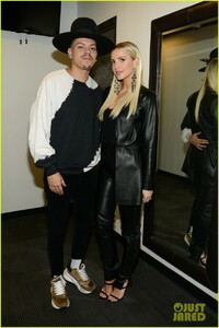 ashlee-simpson-evan-ross-share-a-kiss-nyc-concert-01.jpg