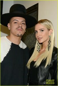 ashlee-simpson-evan-ross-share-a-kiss-nyc-concert-04.jpg