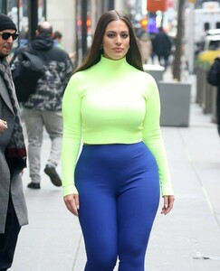ashley-graham-arrives-at-today-show-in-new-york-01-09-2019-3.jpg