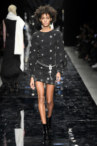 azzaro-couture-spring-2019-paris-fashion-week-pfw-0005(1).thumb.jpg.dd8baa2c1af7b017f3fe3c54551992e6.jpg