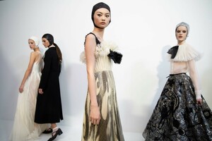 backstage-defile-christian-dior-printemps-ete-2019-paris-coulisses-64.thumb.jpg.5c40359c114857cfc3fe10a0ba0169dc.jpg