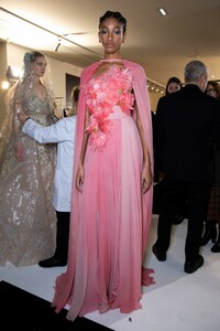 backstage-defile-elie-saab-printemps-ete-2019-paris-coulisses-57.thumb.jpg.1a8ae2000f9cca1583337e8d07595ab7.jpg