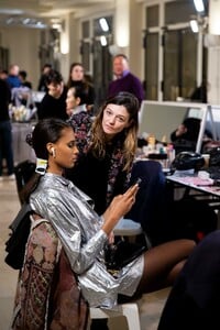 backstage-defile-elie-saab-printemps-ete-2019-paris-coulisses-7.thumb.jpg.ab47bdbe20e0b617b881945a70207339.jpg