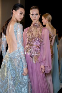 backstage-defile-elie-saab-printemps-ete-2019-paris-coulisses-76.thumb.jpg.0302fccd182749ef6bf5e94c1e182c8c.jpg