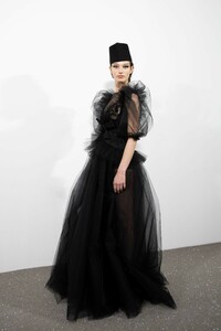 backstage-defile-giambattista-valli-printemps-ete-2019-paris-coulisses-70.thumb.jpg.ed775c4c8667e9b90acd5d9acc781c24.jpg