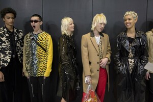 backstage-defile-neil-barrett-automne-hiver-2019-2020-milan-coulisses-123.thumb.jpg.cc7731eea358a1ab9bdb07af6132095d.jpg
