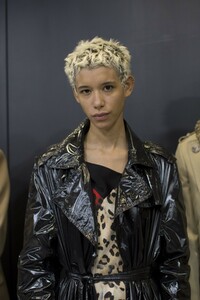 backstage-defile-neil-barrett-automne-hiver-2019-2020-milan-coulisses-84.thumb.jpg.ea84f87076c7919e552f8a3ea8939078.jpg