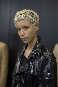 backstage-defile-neil-barrett-automne-hiver-2019-2020-milan-coulisses-85.thumb.jpg.493659d791ca61fcc639fc8e25635751.jpg