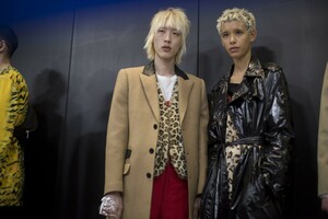 backstage-defile-neil-barrett-automne-hiver-2019-2020-milan-coulisses-89.thumb.jpg.5a92e0f801843b077f031b0e624336cc.jpg