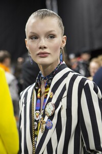 backstage-defile-versace-automne-hiver-2019-2020-milan-coulisses-79.thumb.jpg.005f4776a7196b3148ed58d3d4dcf371.jpg