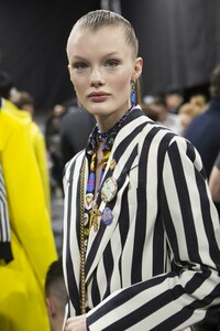 backstage-defile-versace-automne-hiver-2019-2020-milan-coulisses-80.thumb.jpg.f8e0f7837e401dc52d473ab48f526a29.jpg