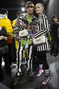 backstage-defile-versace-automne-hiver-2019-2020-milan-coulisses-81.thumb.jpg.22403234a1a148cb5469b63755b924cb.jpg
